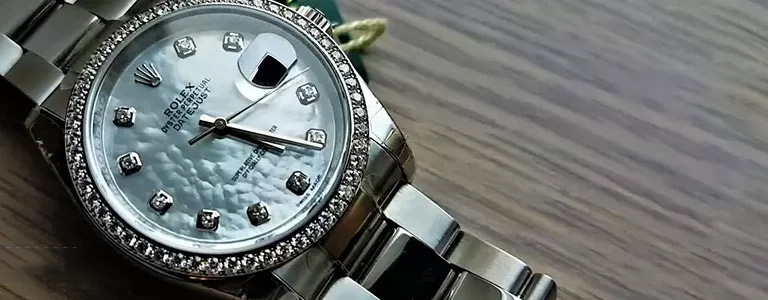 راهنمای انتخاب ساعت زنانه بر اساس استایل؛ نمونه ساعت کلاسیک و مجلسی روی میز