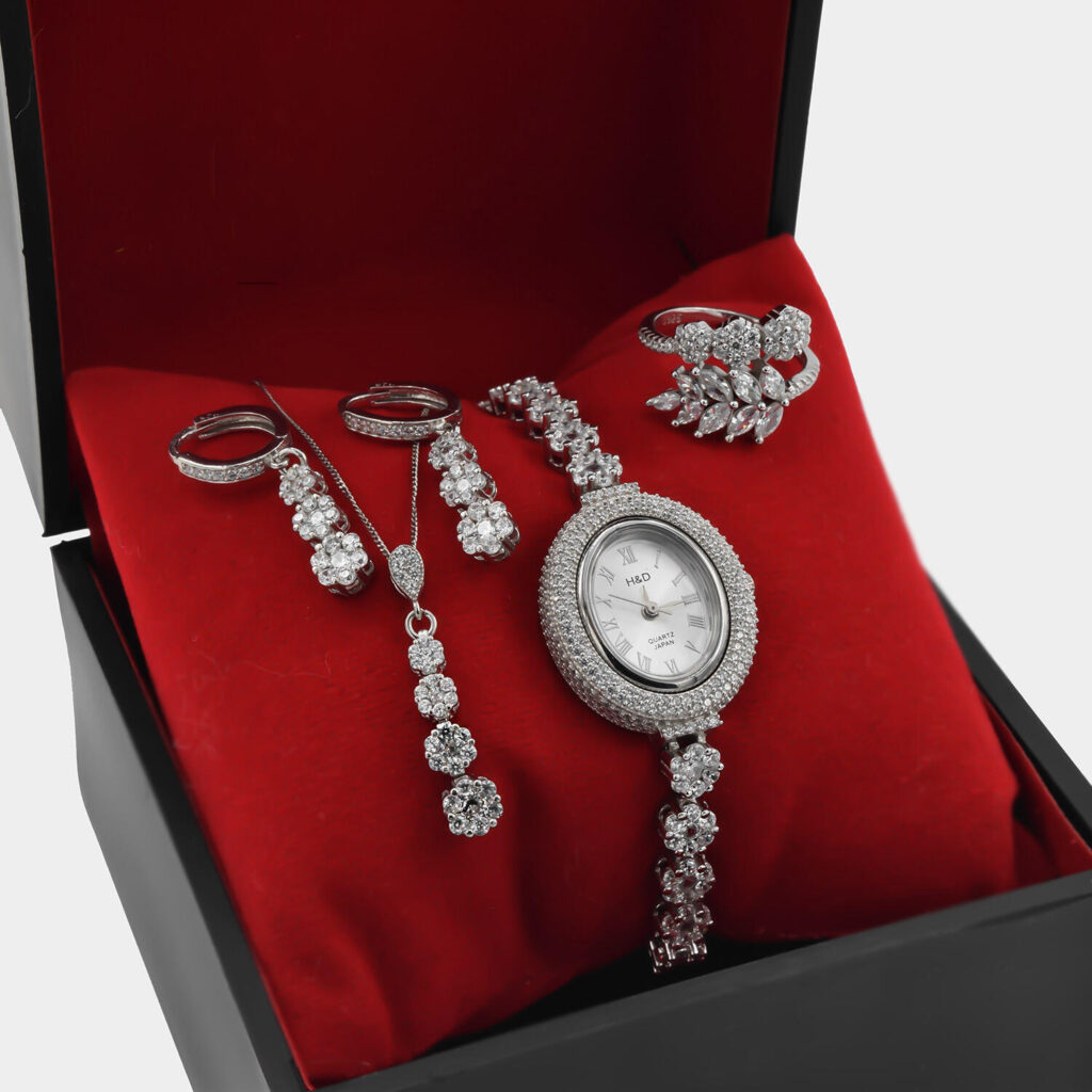 ست کردن ساعت زنانه با زیورآلات طلایی و نقره‌ای برای هدیه روز مادر